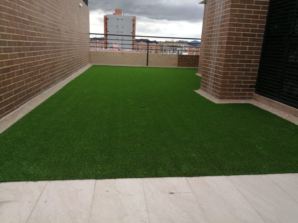 1 Terraza Acabado Final con Grama Sintetica Despues de Impermeabilizar con Poliuretano